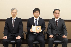 左から　堤直人副学長、石井佑弥助教、山内真マツダ財団常務理事・事務局長