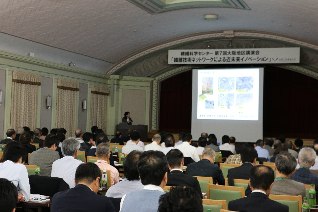 熱心に聴講する来場者