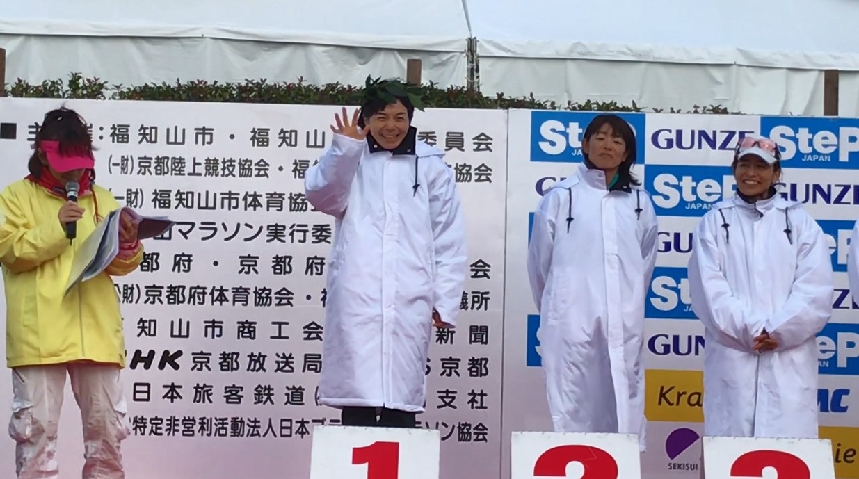 表彰台での笑顔