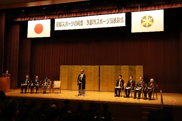 表彰式でお祝いの言葉を述べる門川京都市長