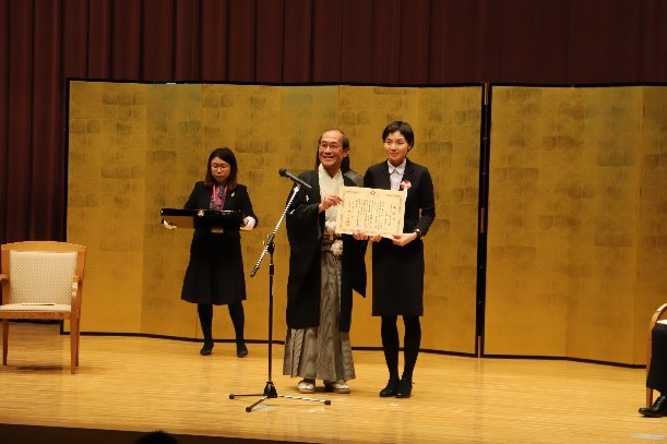 表彰状を受け取る太田さん