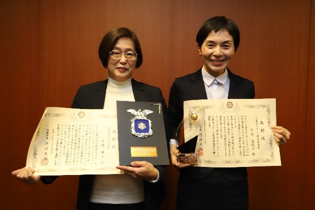 表彰状を持って笑顔の石崎さん（左）と太田さん（右）