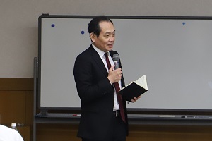 小野芳朗 広報委員会委員長による開会の挨拶