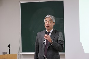 挨拶をする吉本昌広研究戦略推進委員会委員長