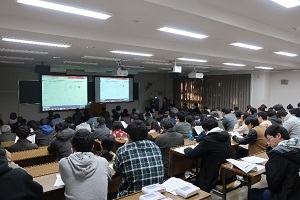 多くの参加者で埋まった会場