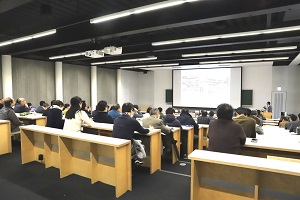 熱心に講演に聞き入る参加者