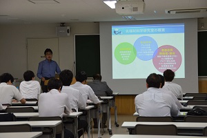 熱心に聴講する受講生