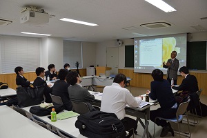 先端試作工程設計演習課題のプレゼン、ディスカッションの様子