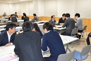 プロジェクトマネジメントに関するグループワークの様子