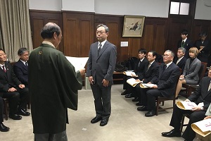 門川大作京都市長（左）から表彰を受ける齊藤準塾長