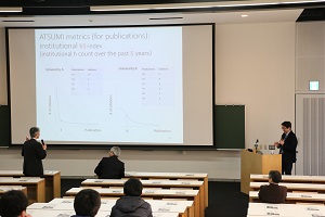 質疑応答の場面