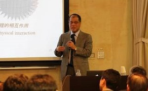 中教授・ラボ長による講演「元素ブロック高分子材料：ハイブリッド材料を越える新素材創出を目指して」
