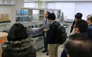 新素材イノベーションラボを見学する一行