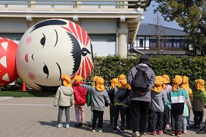 興味深そうに見る子どもたち