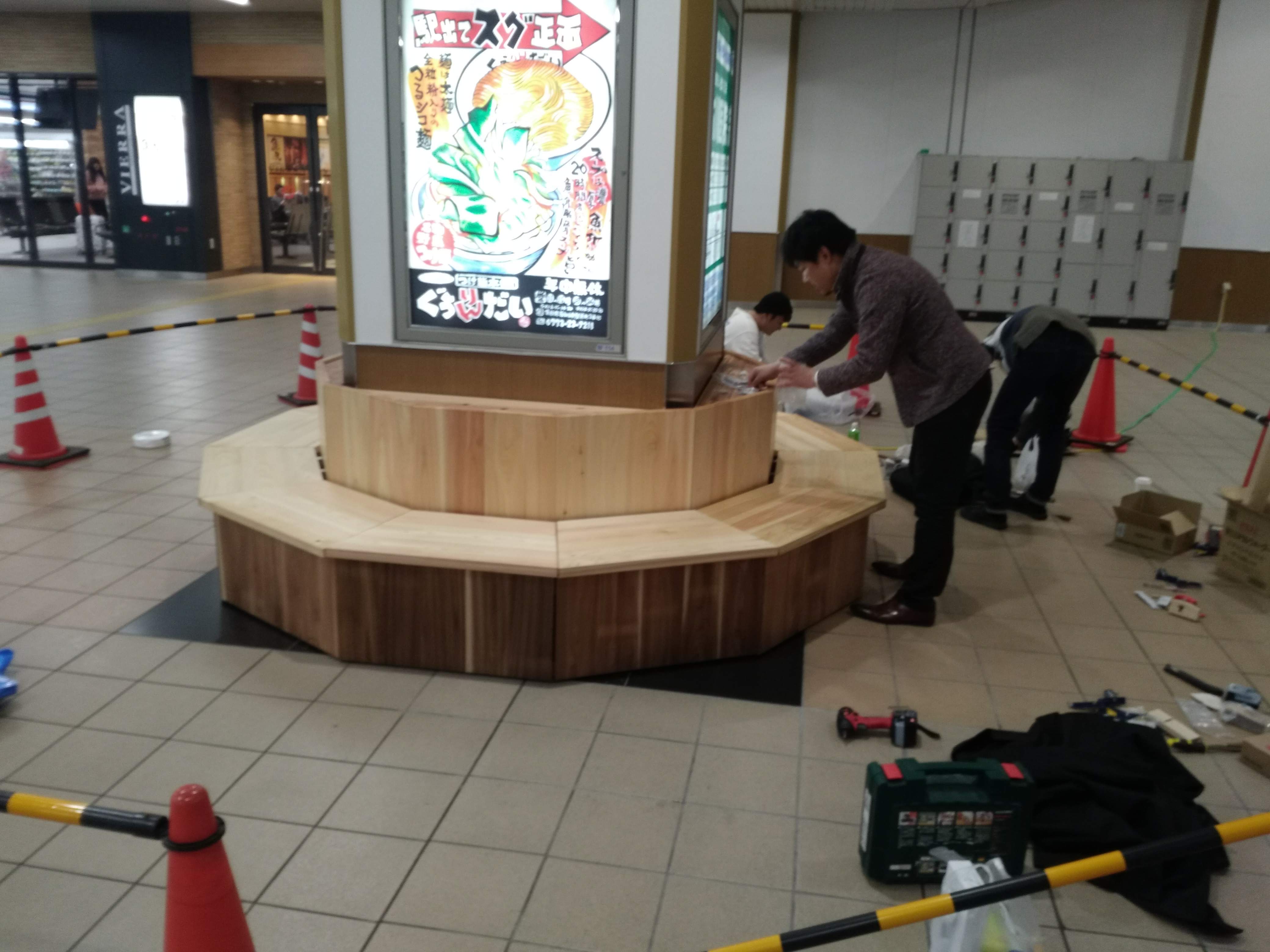 座面や背もたれを合わせる作業