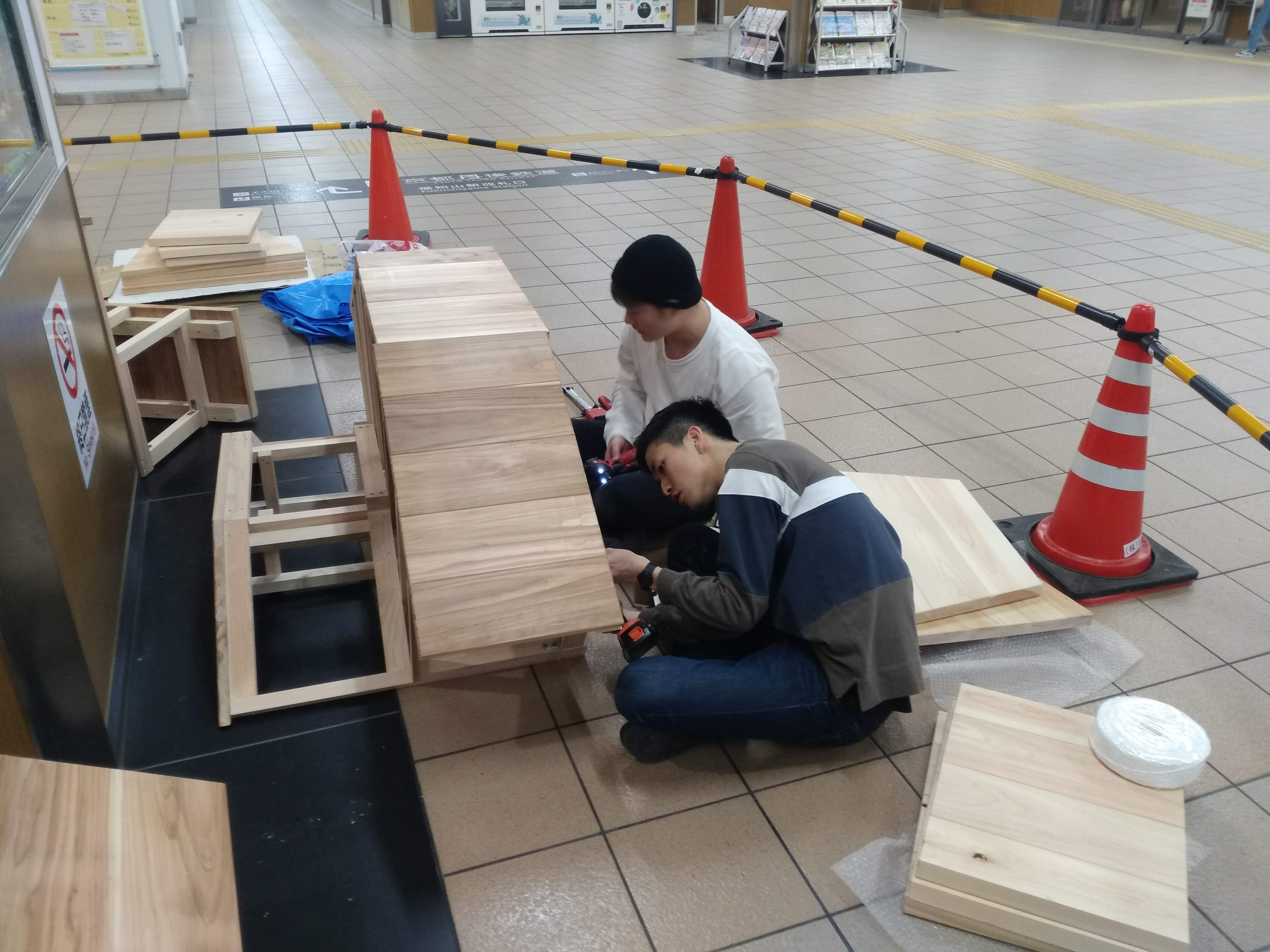 微調整を繰り返しながらビスを打つ作業