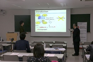 発表後に小野先生のアドバイスを受ける参加者