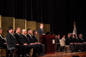 祝辞を述べる森迫清貴学長