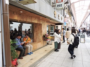 窓に併設されたベンチ空間