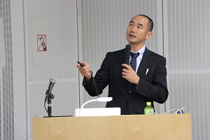 成果報告をする射場准教授