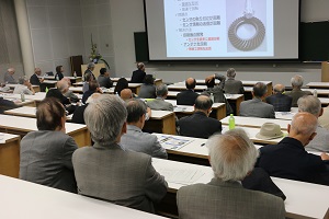 成果報告を熱心に聴講される同窓会の方々