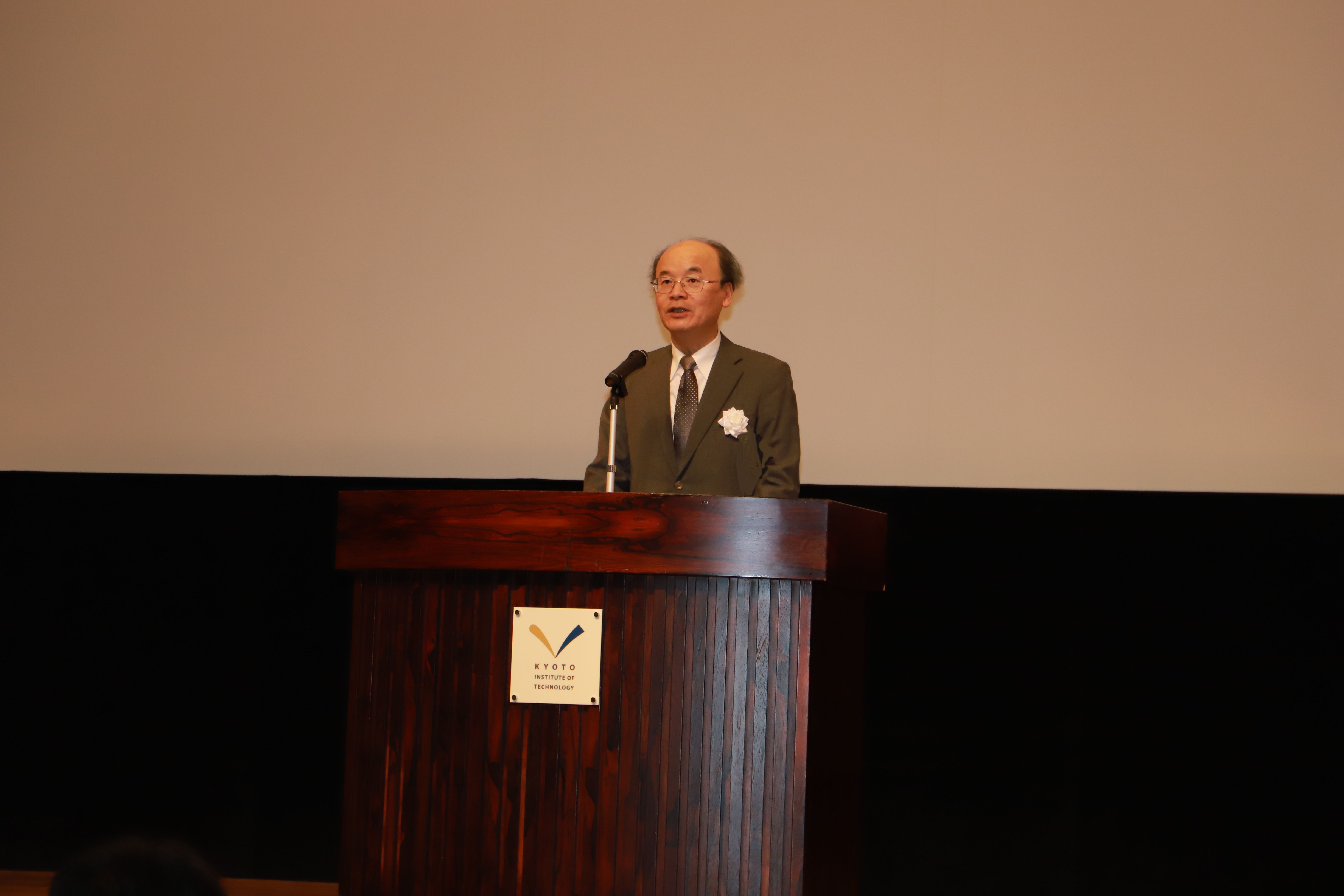 挨拶する森迫 清貴学長