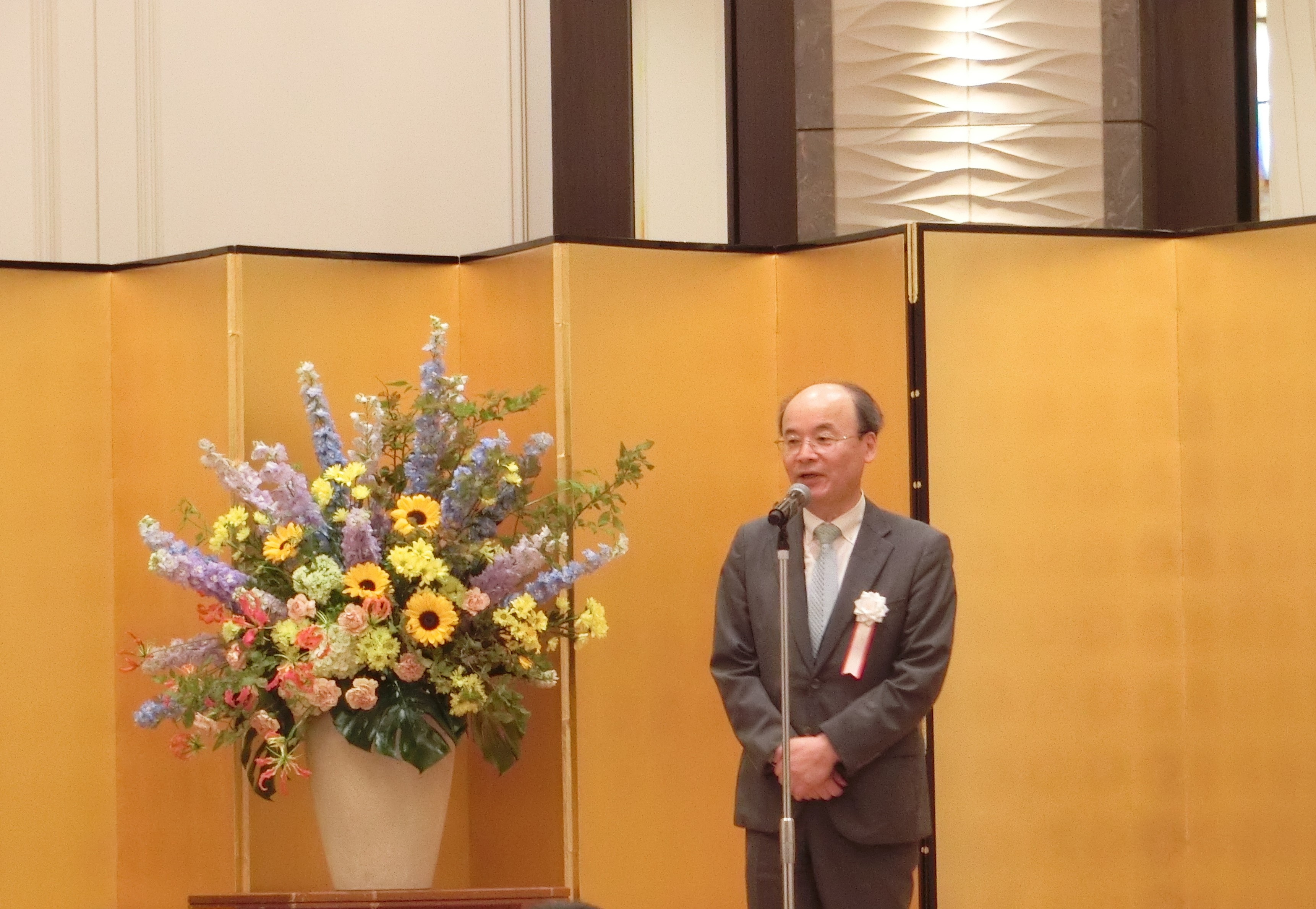 交流会での森迫学長の挨拶の様子