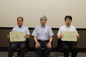 記念撮影（左から：中教授、吉本理事、高木教授）
