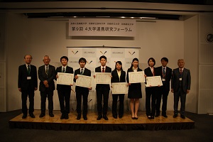 ４表彰式での記念撮影の様子