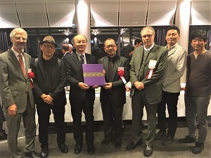 Werner Köhler在大阪ドイツ総領事（左）、Ekkachai Mahaekチェンマイ大学副学長（中央）らに参加いただいた国際交流の夕べにて