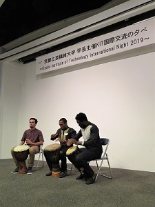 華麗なドラムパフォーマンスを披露する留学生たち