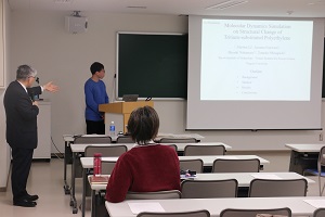 発表後に講師のアドバイスを受ける参加者（第２回）