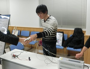 握手用ロボットハンドの展示