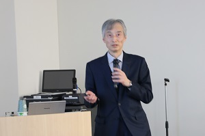 開会挨拶を行う堤センター長