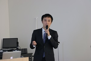「材料科学の最前線-流れる金属-」の講演を行う中西准教授