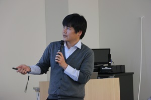 「ミストを用いた材料形成技術」の講演を行う西中助教