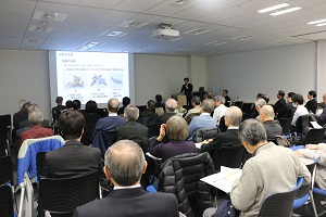 発表を熱心に聴き入る聴講者