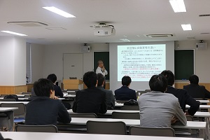 熱心に聴講する受講生