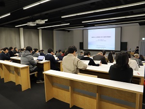 熱心に講演に聞き入る参加者