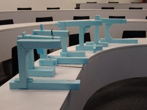 写真5　学部生製図室の様子と構造演習の作品