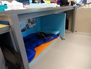 写真5　学部生製図室の様子と構造演習の作品