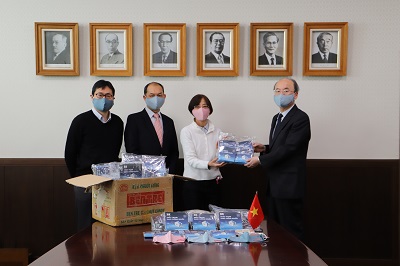 留学生担当教員から学長へ贈呈