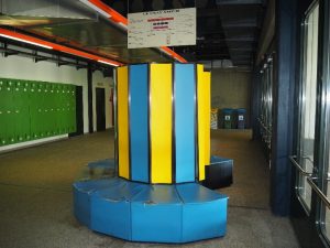 写真4:講義棟の廊下に展示されているCRAY XMP/48