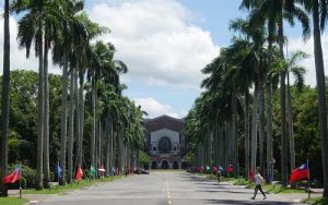 メインストリートから望む総図書館 (入学式を控え国旗、学旗が通り沿いに掲げられています)