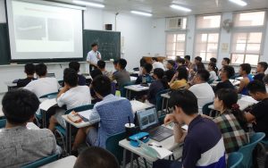 学部2年生向けの授業の様子