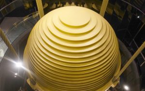 台北101タワーのチューンドマスダンパ(直径5.5 m、質量660 t、制振率40 %)
