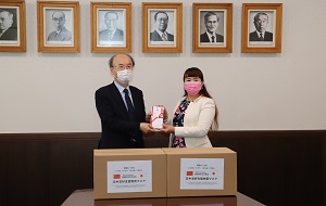 国際技術交流協会小室煕美様から学長へ贈呈