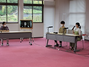 西脇知事の質問に答える本学学生