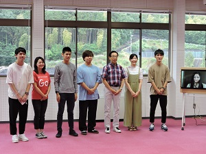 西脇知事と参加学生全員で記念撮影