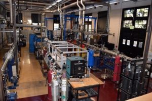 研究室の様子（実験用の衝撃波管が何本も並ぶ）